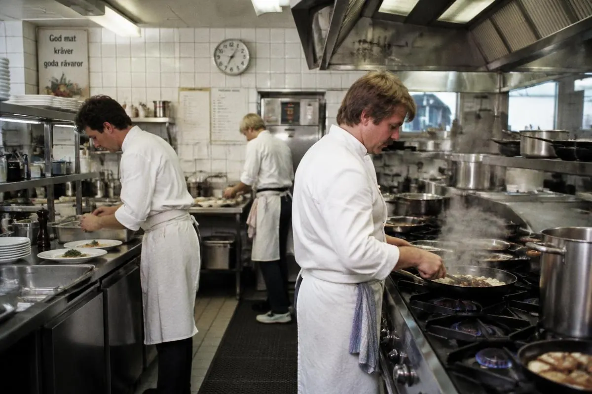 Ett arbetande svenskt restaurangkök.